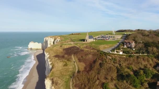 Vista aérea da Chapelle Notre-Dame de la Garde. Etretat Normandia, França, UE, Europa — Vídeo de Stock