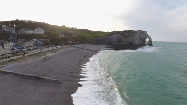 Luftaufnahme von Felsen in Etretat, Normandie, Frankreich, EU, Europa — Stockvideo