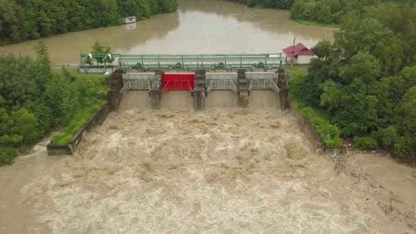 Vista aérea de la presa durante las inundaciones. Nivel de agua extremadamente alto en el río. — Vídeo de stock