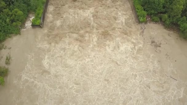 Вид с воздуха на плотину во время наводнений. Чрезвычайно высокий уровень воды в реке. — стоковое видео