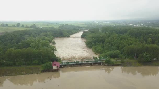 Letecký pohled na přehradu během povodní. Extrémně vysoká hladina vody v řece. — Stock video
