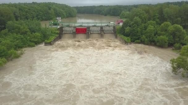 Luftaufnahme des Staudamms bei Überschwemmungen. Extrem hoher Wasserstand im Fluss. — Stockvideo
