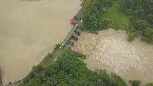 Luchtfoto van de dam tijdens overstromingen. Extreem hoge waterstand in de rivier. — Stockvideo