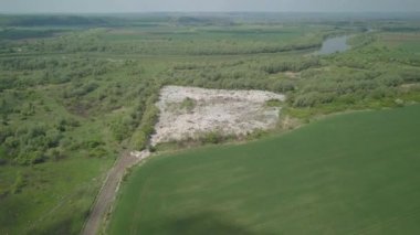 Dinyester Nehri 'nin yakınındaki doğal çöplük. ekolojik felaket