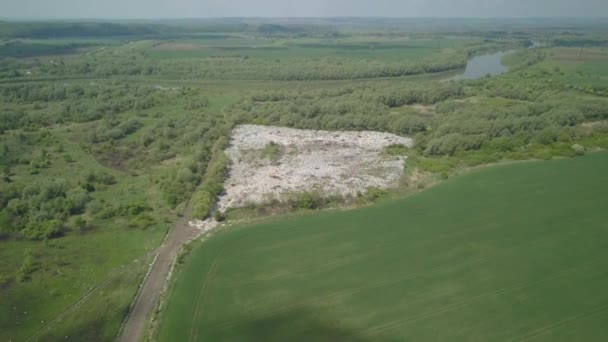 Naturlig soptipp nära floden Dniester. Ekologisk katastrof — Stockvideo