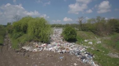 Kalabalık bir arazi. Arazi dolgusunun bir kuadkopterinden ateş etmek. Çöp girişe atılır..