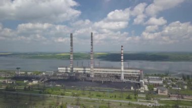 Suni bir su deposunun arka planındaki termik santral. Drone 'un videosu. Fosil yakıtlardan elektrik üretimi. Kömür ve yakıt yanması. Burshtyn Ukrayna.