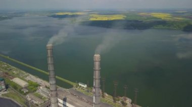 Termik santralin bacaları. Fosil yakıtlarla çalışan bir enerji nesnesinin yüksekliğinden ateş ediliyor. Burshtyn Ukrayna.