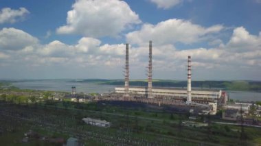 Suni bir su deposunun arka planındaki termik santral. Drone 'un videosu. Fosil yakıtlardan elektrik üretimi. Kömür ve yakıt yanması. Burshtyn Ukrayna.