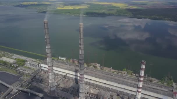 Hőerőmű egy mesterséges tározó hátterében. Videó a drónról. Fosszilis tüzelőanyagokból történő villamosenergia-termelés. Szén és fűtőolaj elégetése. Burshtyn Ukrajna. — Stock videók