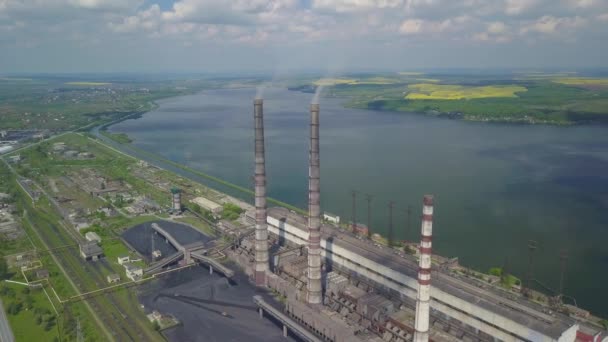 人工貯水池を背景にした火力発電所。ドローンからの映像だ。化石燃料による発電。石炭と燃料油の燃焼。ブルシュタイン・ウクライナ. — ストック動画