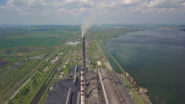 Schoorstenen van een thermische centrale. Schieten vanaf de hoogte van een energie-object dat op fossiele brandstoffen loopt. Burshtyn Oekraïne. — Stockvideo