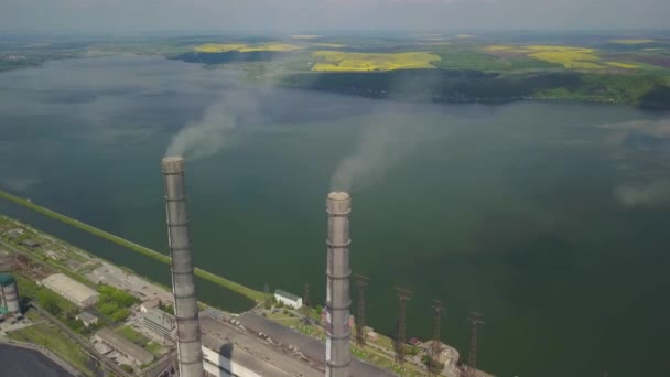 Egy hőerőmű kéményei. Egy fosszilis üzemanyaggal működő energiatárgy magasságából lőtték le. Burshtyn Ukrajna. — Stock videók