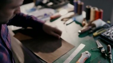 El yapımı deri cüzdan üretme işlemi. Büyücü deri kabuğuna bir iz bırakıyor. Kendi işim var. El yapımı..