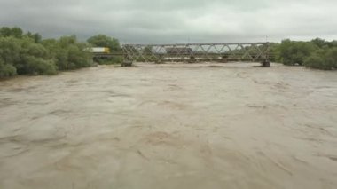 Sel sırasında köprünün havadan görüntüsü. Nehirde son derece yüksek su seviyesi.