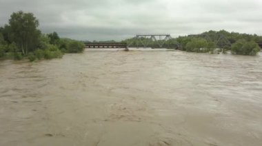 Nehrin taşan görüntüsü. İnsansız hava aracı suyun çok altında. Nehirde son derece yüksek su seviyesi. Batı Ukrayna 'da doğal afet