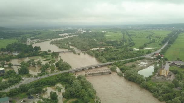 Luftaufnahme der Brücke während des Hochwassers. Extrem hoher Wasserstand im Fluss. — Stockvideo