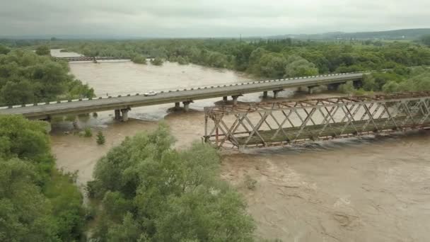 Luchtzicht op de brug tijdens overstromingen. Extreem hoge waterstand in de rivier. — Stockvideo