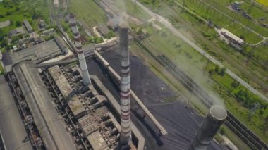 Termik santralin bacaları. Fosil yakıtlarla çalışan bir enerji nesnesinin yüksekliğinden ateş ediliyor. Burshtyn Ukrayna.