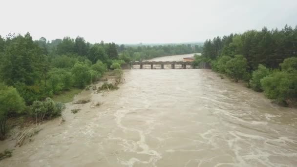 Вид с воздуха на мост во время наводнений. Чрезвычайно высокий уровень воды в реке. Стихийные бедствия на западе Украины. — стоковое видео