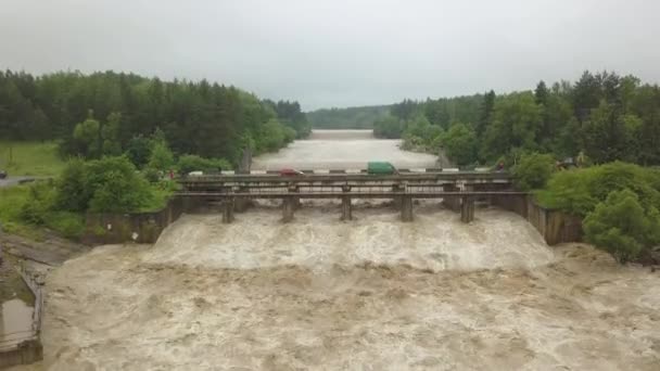 Вид с воздуха на мост во время наводнений. Чрезвычайно высокий уровень воды в реке. — стоковое видео