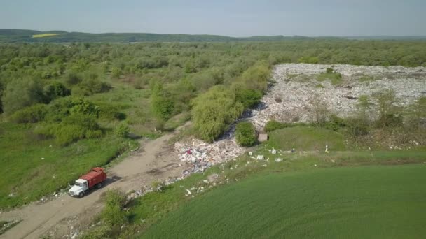 쓰레기 트럭 이 천연 매립지에 도착 한다. 사람들은 입구에 쓰레기를 버린다. 공중 촬영 비디오. — 비디오