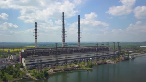 Hava görüşü termal santrali. Fosil yakıtlardan elektrik üretimi. Kömür ve yakıt yakıtının yanması Ukrayna 'nın yanması.. — Stok video