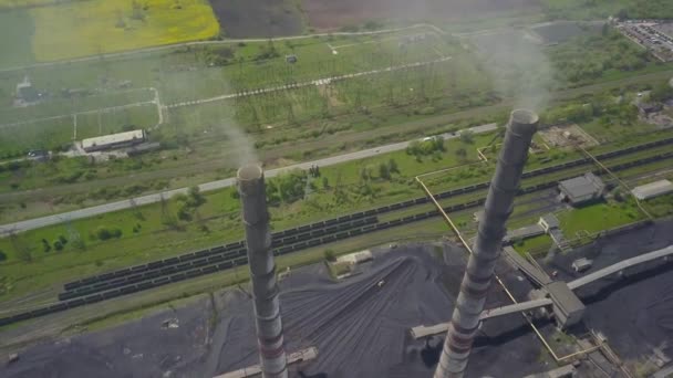 Komíny v tepelné elektrárně. Střílí z výšky energetického objektu běžícího na fosilních palivech. Burshtyn Ukraine. — Stock video