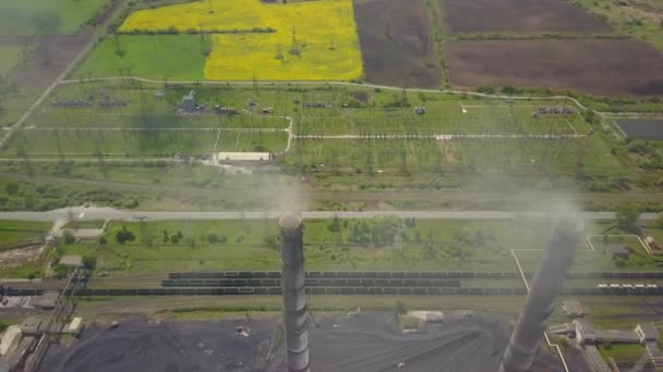 Schornsteine eines Wärmekraftwerks. Schießen aus der Höhe eines mit fossilen Brennstoffen betriebenen Energieobjekts. Burschtyn Ukraine. — Stockvideo