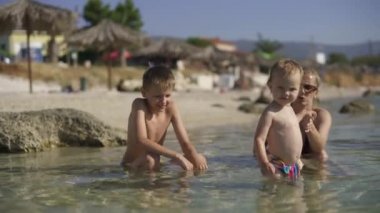 İki çocuklu anne açık deniz suyunda banyo yapıyor. Günaydın Hırvatistan