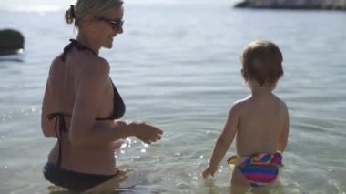 Anne ve bebek suya girdi. Korkudan annesine sarılan bir kız. Günaydın Hırvatistan.