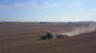 Ukrayna kara toprağı eken traktörlerin insansız hava aracı atışları.