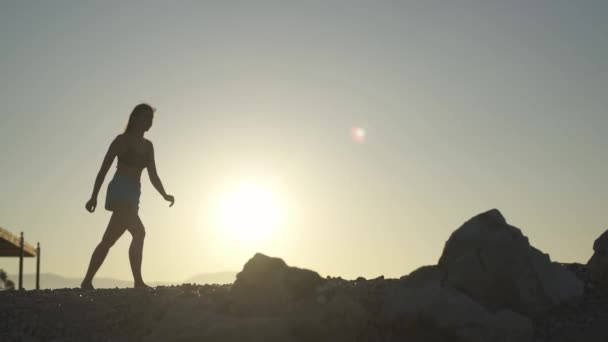 Mooi meisje doet fuette op het strand. Zee, zonsopgang, strand, vrouw. — Stockvideo