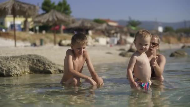 Η μαμά με δύο παιδιά κάνει μπάνιο στα καθαρά νερά. Πρωινή Κροατία — Αρχείο Βίντεο