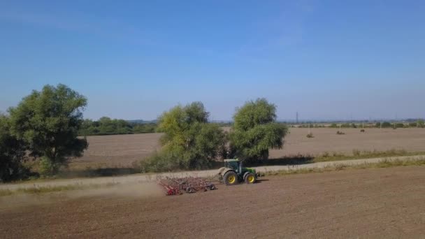 Mezőgazdasági földterület művelésére szolgáló traktorok drónlövése. — Stock videók