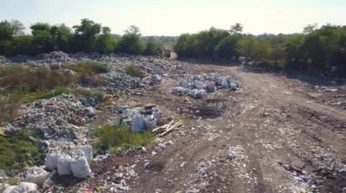 Çöplük alanına varan çöp kamyonlarının yüksekliğinden ateş ediliyor. Hava fotoğrafçılığı.