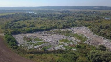 Dinyester Nehri 'nin yakınındaki doğal çöplük. 2019 sonbaharında hava fotoğrafçılığı.