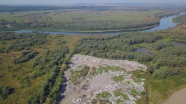 Dinyester Nehri 'nin yakınındaki doğal çöplük. 2019 sonbaharında hava fotoğrafçılığı.