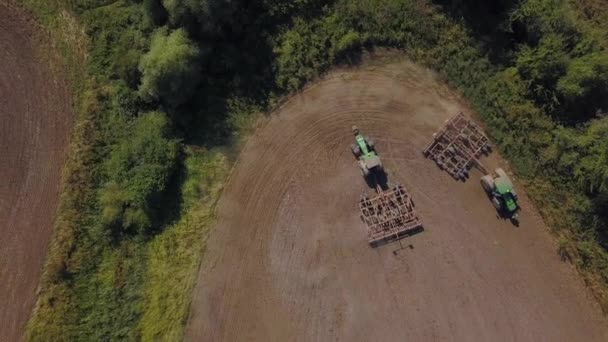 Disparo con drones de tractores que cultivan tierras agrícolas. — Vídeo de stock