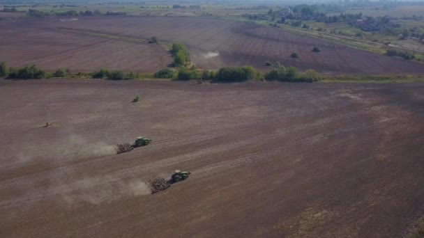 Disparo con drones de tractores que cultivan tierras agrícolas. — Vídeo de stock