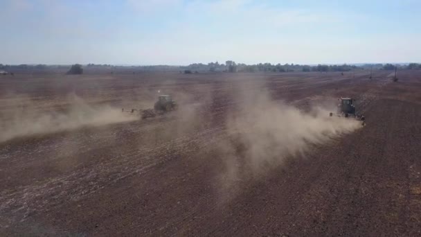 Tirage par drone de tracteurs cultivant des terres agricoles.