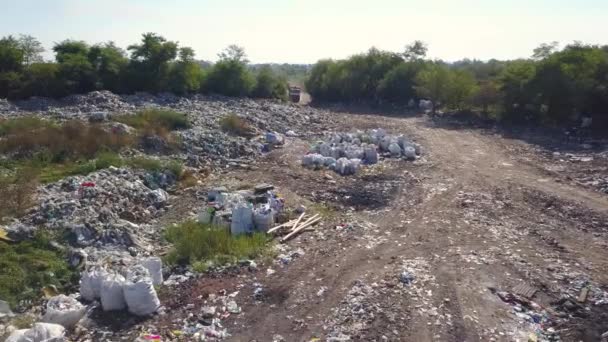 Tiroteio da altura da chegada dos caminhões basculantes ao aterro sanitário. Fotografia aérea . — Vídeo de Stock