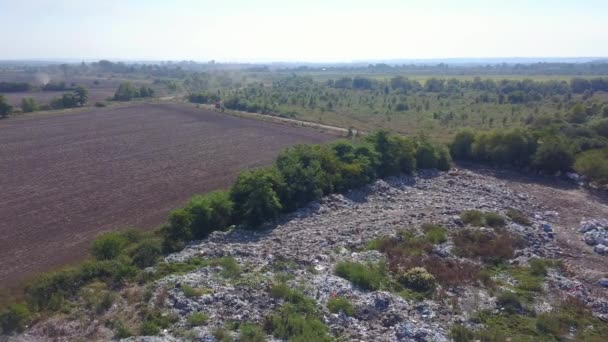 Prise de vue depuis la hauteur des camions-bennes arrivant au site d'enfouissement. Photographie aérienne. — Video