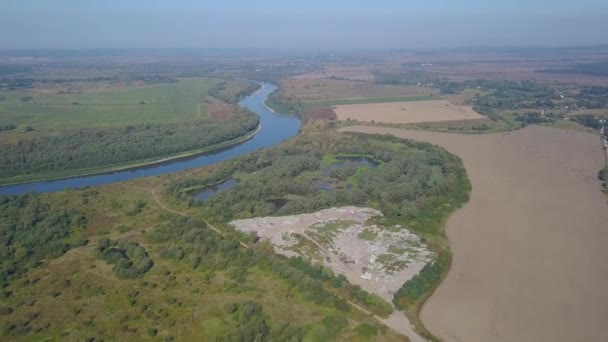 Natuurlijke stortplaats bij de rivier de Dnjestr. Luchtfotografie herfst 2019. — Stockvideo