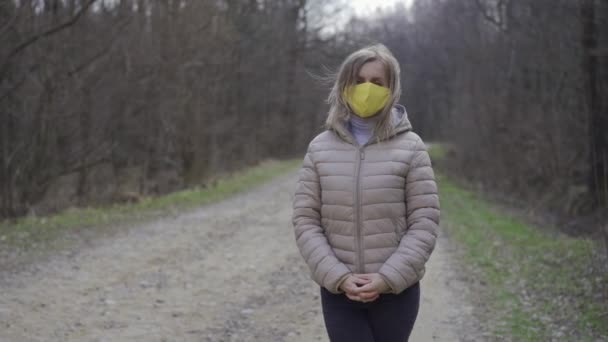 Sarı koruyucu maskeli kadın. Karantina. — Stok video