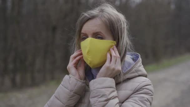 Женщина в желтой защитной маске. Карантин. — стоковое видео