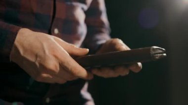 El yapımı deri cüzdan üretme işlemi. Zanaatkar titizlikle bitmiş ürünü inceler. El yapımı deri eşyalar..