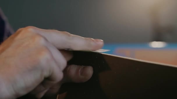 Il processo di produzione di un portafoglio in pelle fatto a mano. L'artigiano macina il prodotto finito. Articoli in pelle fatti a mano. Rallentatore. — Video Stock