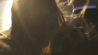 Rüzgar gelinin saçlarını bulanıklaştırıyor. Gelinler büyük bir gölün kıyısında duruyorlar..