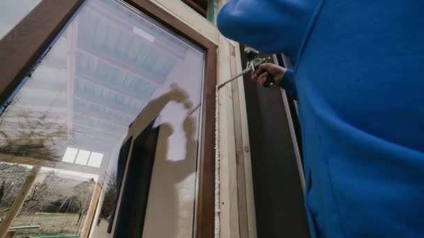 Cálida instalación de ventanas de plástico. Trabajar con espuma. — Vídeos de Stock